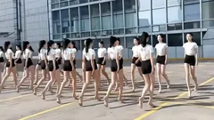 父亲缓慢有力挺送女儿的话30字